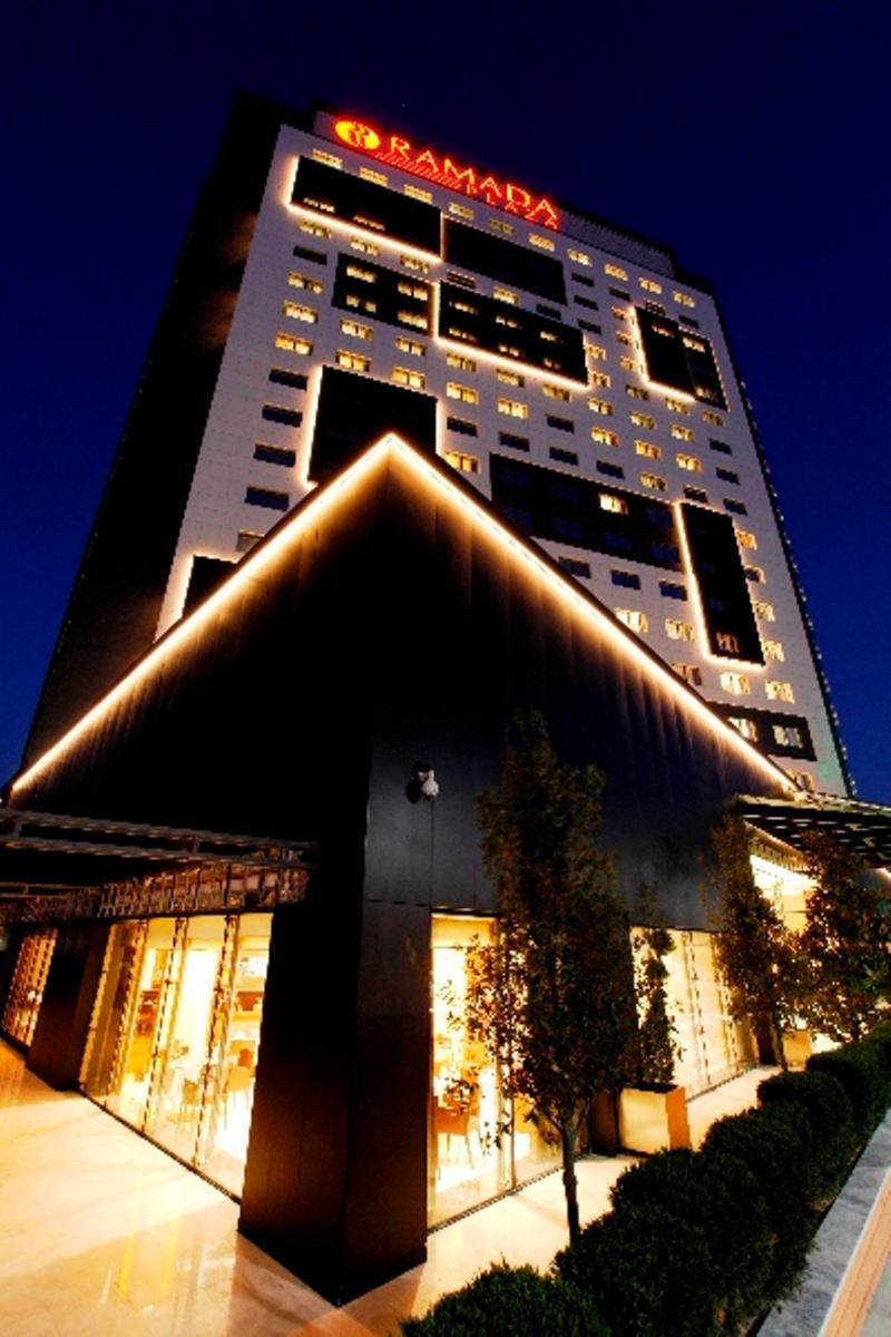 Ramada Plaza By Wyndham Istanbul Tekstilkent Hotell Exteriör bild